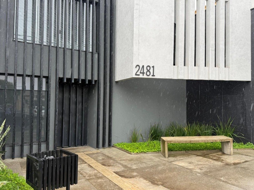 Fachada contemporânea do edifício corporativo no Centro de São Carlos