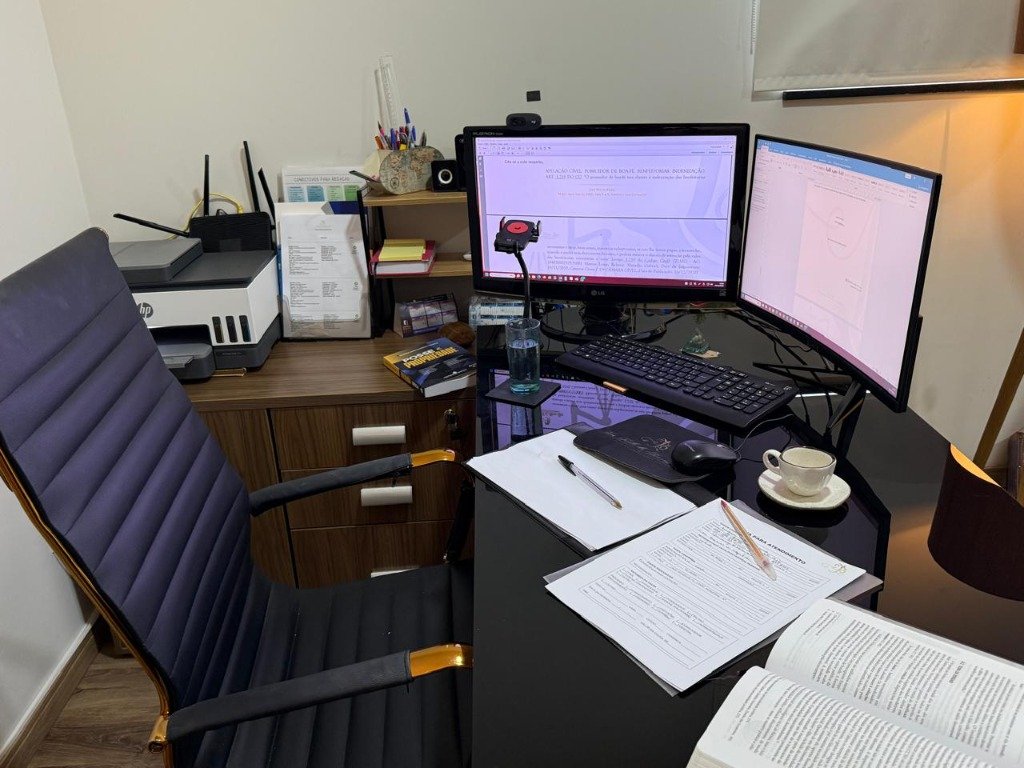 Gabinete de trabalho com monitores e análise processual técnica