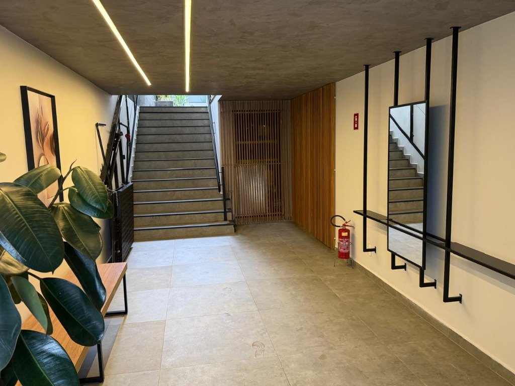 Hall de entrada e recepção de acesso às salas de atendimento